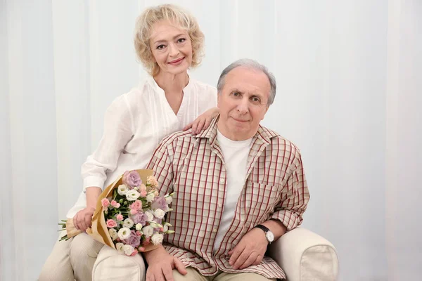 Старшая пара с цветами — стоковое фото
