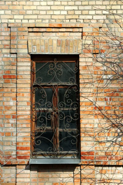 Кирпичное здание с деревянным окном — стоковое фото