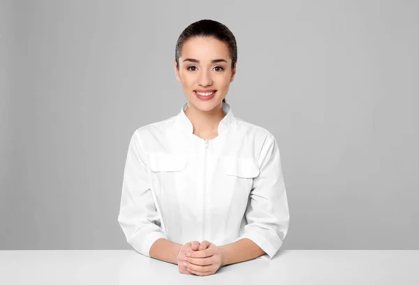 Mulher jovem farmacêutica — Fotografia de Stock