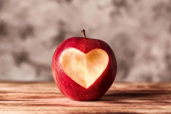 Apple ile kalp şeklinde kesip — Stok fotoğraf