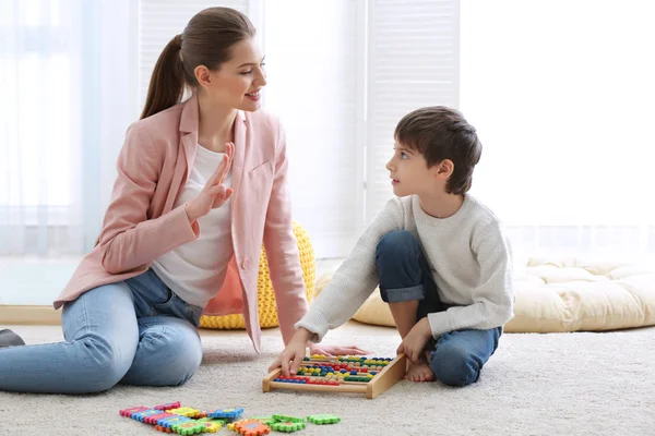 Niño aprendiendo a contar — Foto de Stock