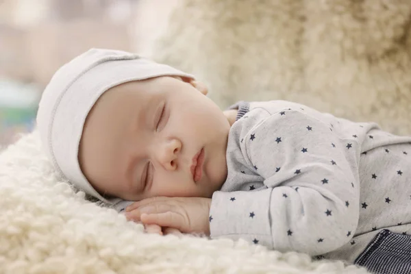 Симпатичный спящий ребенок — стоковое фото
