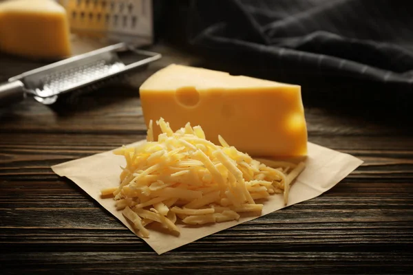 Тертий сир на дерев'яному столі — стокове фото