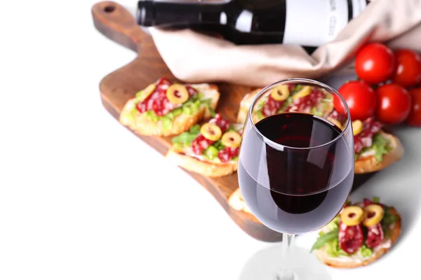 Sabrosos bruschettas servidos con vino — Foto de Stock