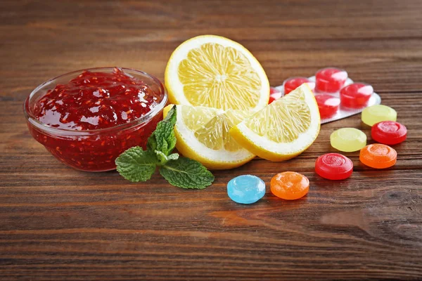 Cough drops with jam and lemon — Stock Photo, Image