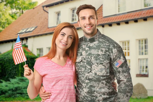 Счастливый солдат с женой, на открытом воздухе — стоковое фото
