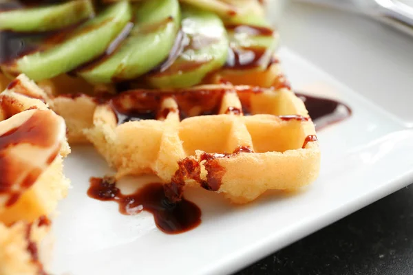 Leckere Waffeln mit leckeren Früchten — Stockfoto