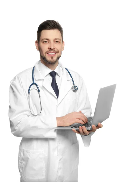 Knappe dokter werken met laptop — Stockfoto