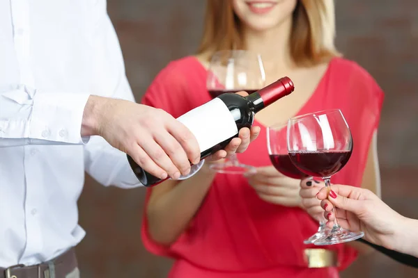 Garçom servindo vinho para mulher — Fotografia de Stock