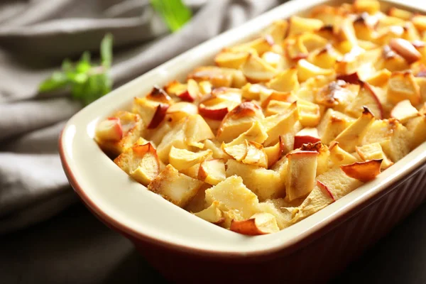 Budino di pane saporito con mele — Foto Stock