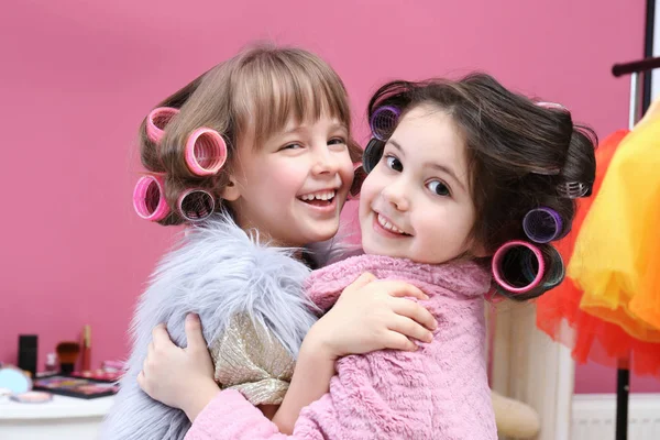 Süße kleine Mädchen, die zu Hause mit dem Zeug ihrer Mutter spielen — Stockfoto