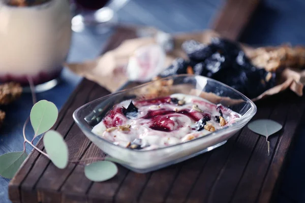 Ciotola con delizioso yogurt — Foto Stock