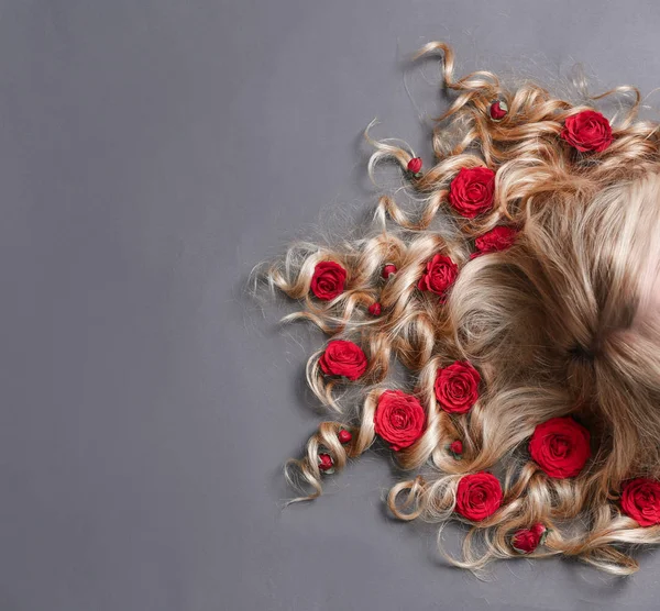 Νεαρή γυναίκα με λουλούδια στα μαλλιά — Φωτογραφία Αρχείου