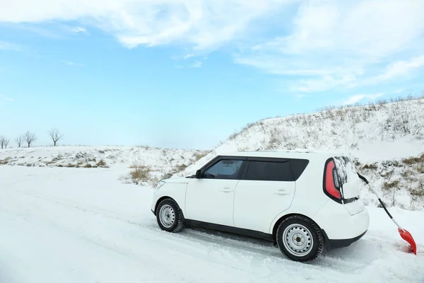 Coche atrapado en la nieve en el camino de invierno — Foto de Stock