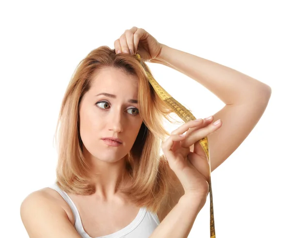 Jeune Femme Mesurant Longueur Des Cheveux Sur Fond Blanc — Photo