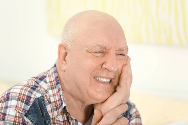 Зрелый человек, страдающий от боли — стоковое фото