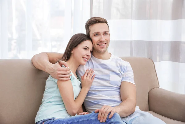 Pareja feliz descansando en el sofá — Foto de Stock