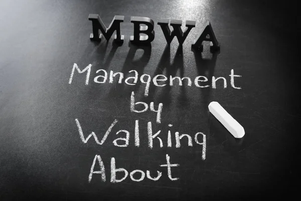 Cartas MBWA e gestão de texto por andar sobre escrito com giz no fundo do quadro-negro — Fotografia de Stock