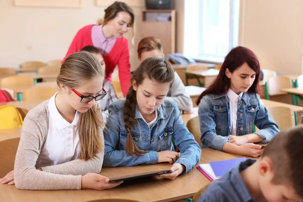 Öğrenciler ve öğretmen sınıfta tablet bilgisayar ile çalışma — Stok fotoğraf