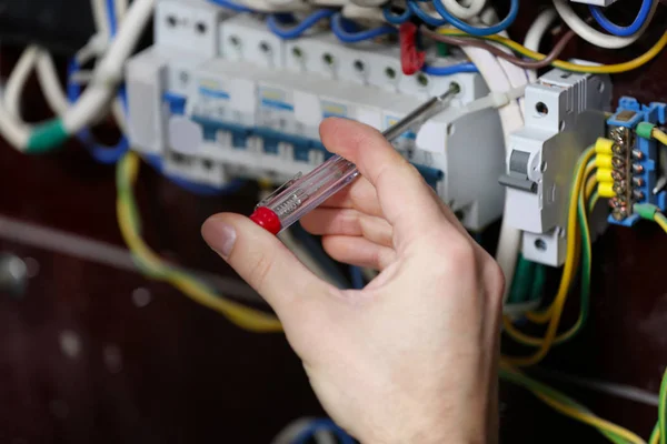 Hand of electrician at work — Stock Photo, Image