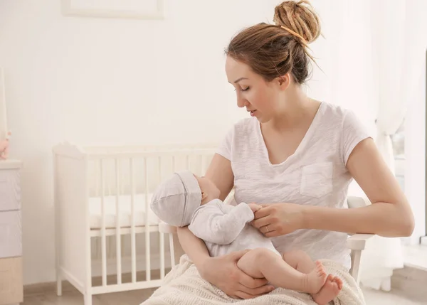 Wanita muda dengan bayi kecil yang lucu di rumah — Stok Foto