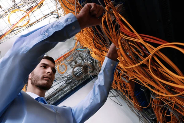 Ingeniero joven guapo conectando cables —  Fotos de Stock