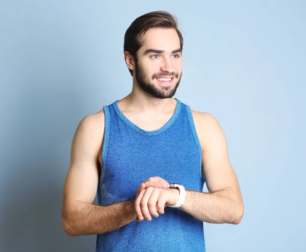 Bello giovanotto con fitness tracker — Foto Stock