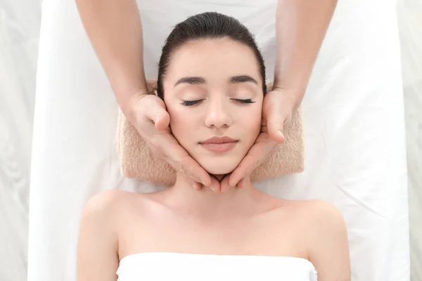 Beautiful young woman in spa salon — Stock Photo, Image