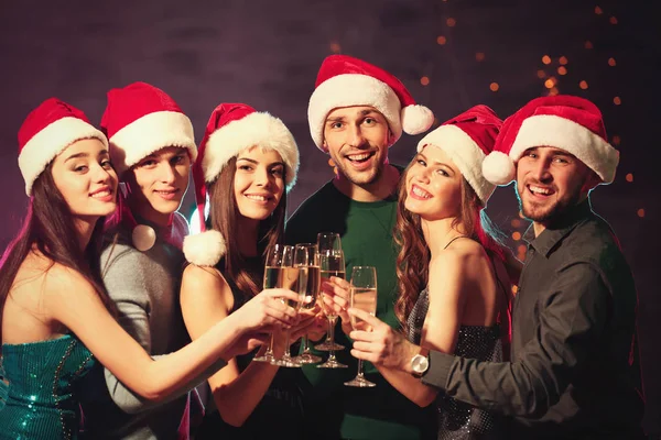 Amigos clinking óculos na festa de Natal no clube noturno — Fotografia de Stock