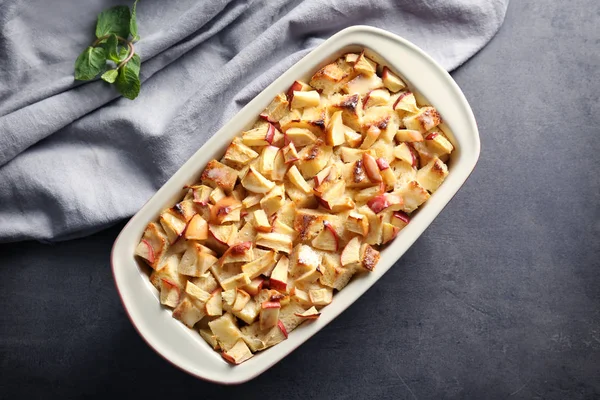 Budino di pane saporito con mele — Foto Stock