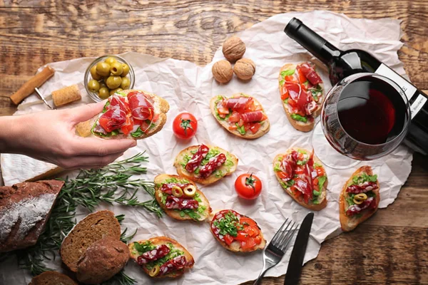 Bruschetta serveras med vin — Stockfoto