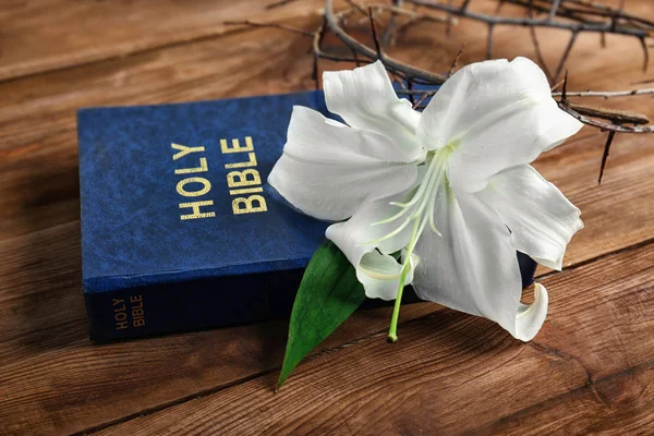 Composição com a Bíblia Sagrada — Fotografia de Stock