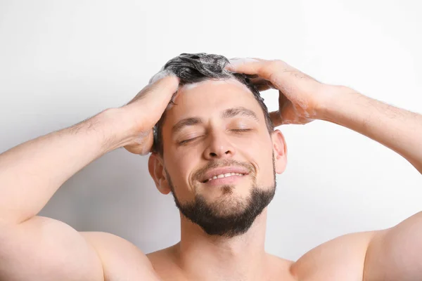 Mann wäscht sich die Haare — Stockfoto