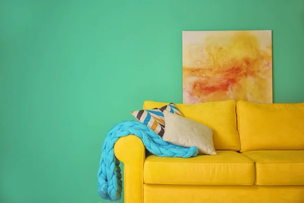 Interno camera con divano — Foto Stock