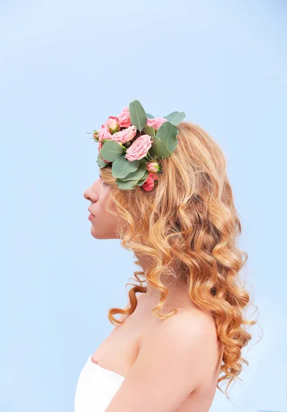 Młoda kobieta z kwiatami we włosach — Zdjęcie stockowe