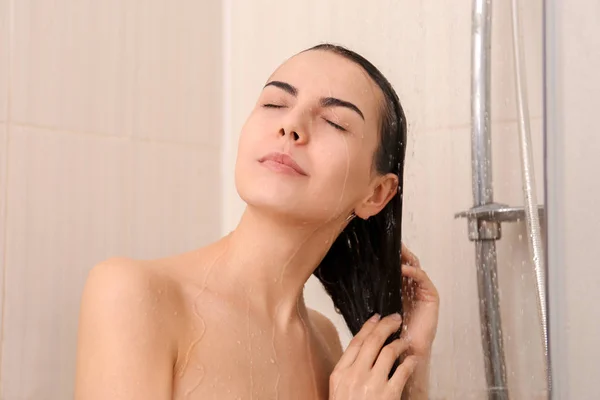 Mulher lavando cabelo — Fotografia de Stock
