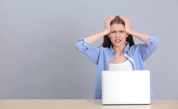 Junge Frau leidet unter Kopfschmerzen — Stockfoto