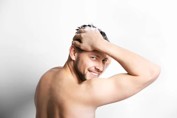 Man wassen haar — Stockfoto