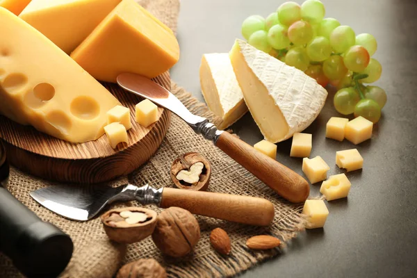 Cheeseboard with grape and nuts — Stock Photo, Image