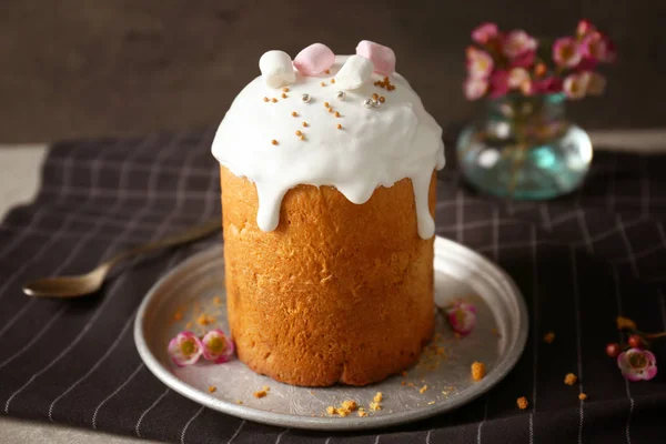 Prato com doce bolo de Páscoa — Fotografia de Stock