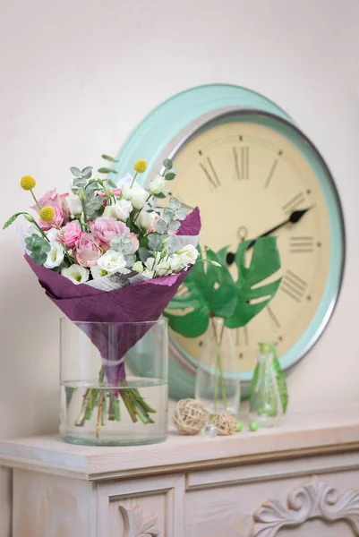 Krásná skladba s čerstvými květinami — Stock fotografie