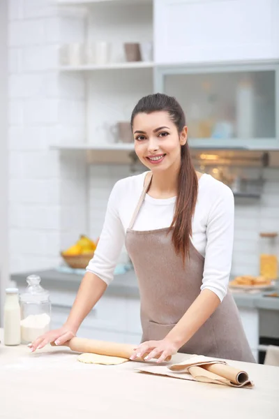 Schöne junge Frau — Stockfoto