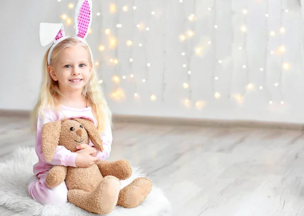 Meisje met bunny oren — Stockfoto