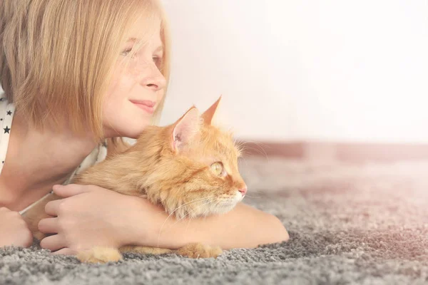 Teenage girl with cute cat — Stock Photo, Image