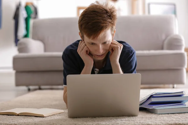 Evde ders yaparken laptop ile çalışan genç — Stok fotoğraf