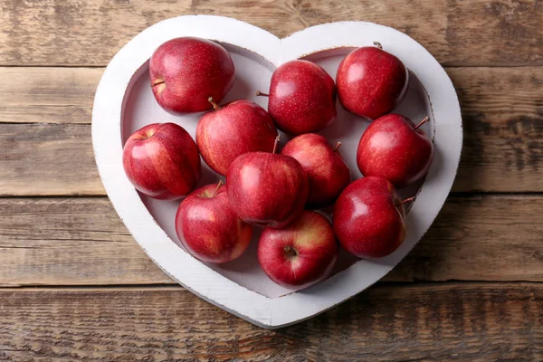 Teller in Herzform mit Äpfeln — Stockfoto