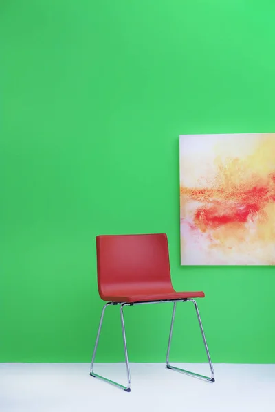 Moderner Roter Stuhl Nahe Grüner Wand Mit Abstrakter Malerei — Stockfoto