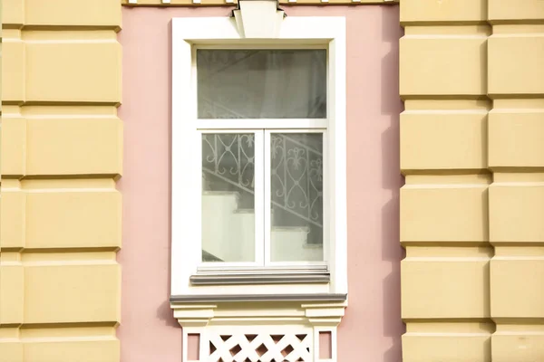 장식된 벽과 빈티지 창 — 스톡 사진