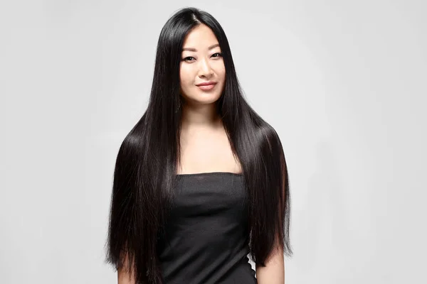 Женщина с длинными прямыми волосами — стоковое фото