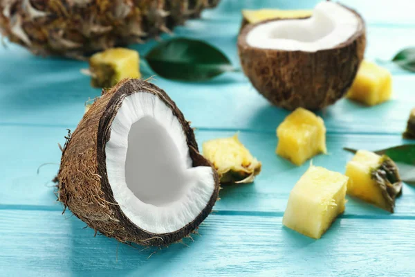 Половина свежих кусочков кокоса и ананаса — стоковое фото